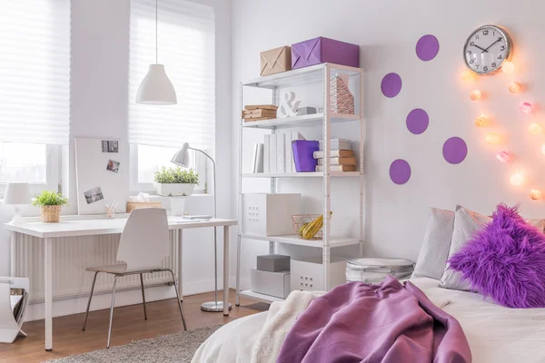 Kamer met paarse decoratie — Stockfoto