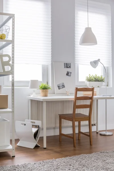 Bequemer Holzstuhl und Schreibtisch — Stockfoto