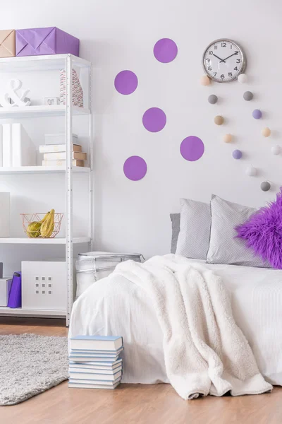 Dormitorio con pared decorativa — Foto de Stock