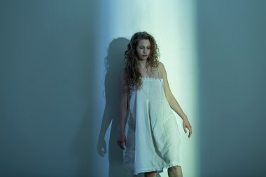 Boş odada korkmuş kadın