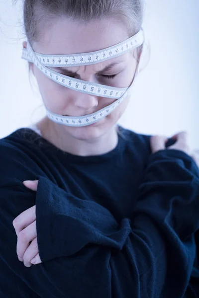 Vrouw gewikkeld in meetlint — Stockfoto