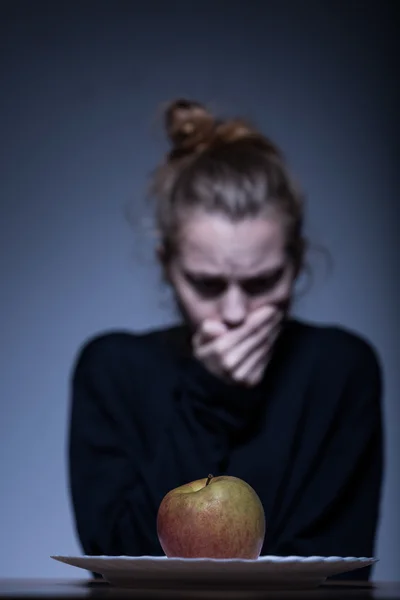 Refusing to eat an apple — Stock Photo, Image