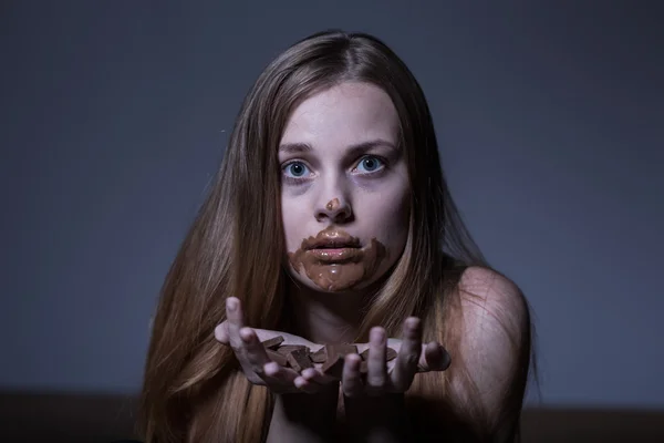 Chica bulímica comiendo chocolate — Foto de Stock