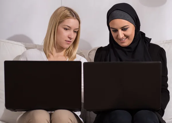 Amigas con ordenadores portátiles — Foto de Stock