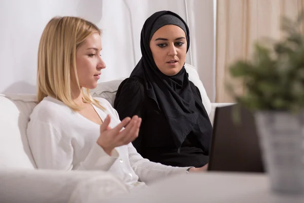 Chicas teniendo una conversación — Foto de Stock