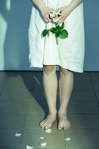 Chica sosteniendo una rosa — Foto de Stock