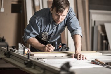 Woodworker profesyonel tezgah üzerinde çalışma