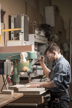 Profesyonel donanımlı atölyede marangoz 