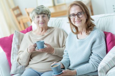 Yaşlı arkadaş kahve içme