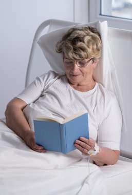 Erkek hastane tedavisi sırasında