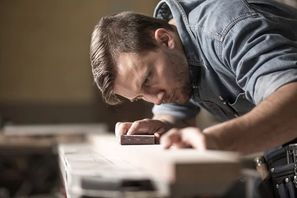 Ebanista durante el trabajo en el taller —  Fotos de Stock