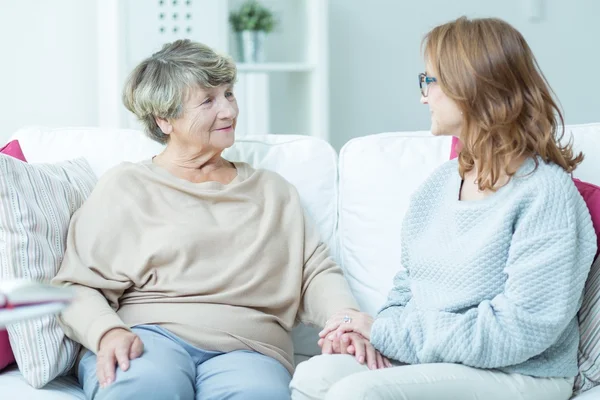 Frauen sitzen auf dem Sofa — Stockfoto