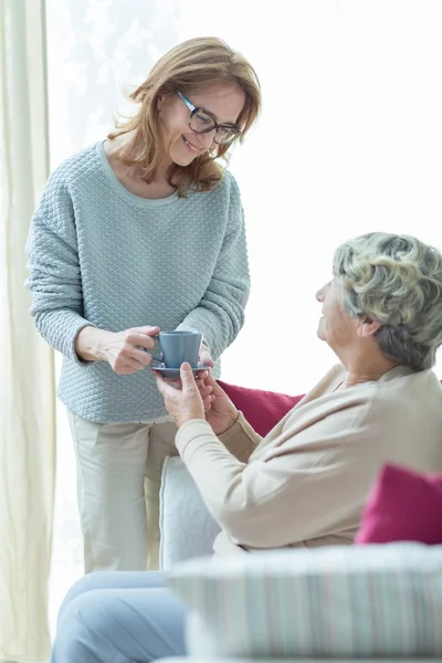 Verzorger helpen oudere vrouw — Stockfoto