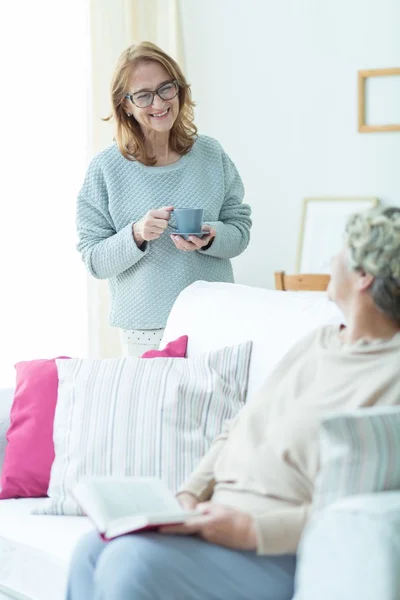 Reife Frauen zu Hause — Stockfoto