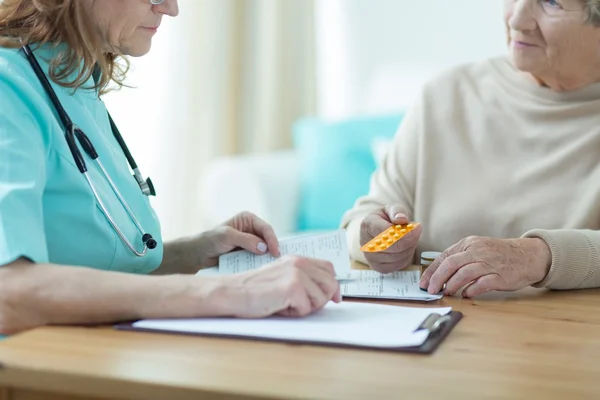 Médico femenino recetando medicamentos —  Fotos de Stock