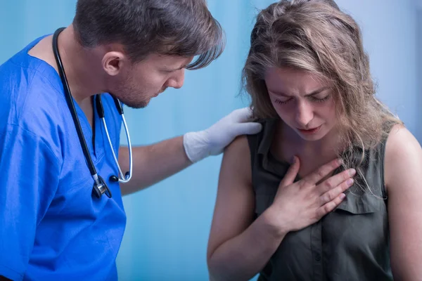 Giovane medico al lavoro — Foto Stock