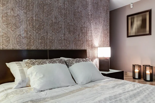 Camera da letto Posh con elegante carta walpaper — Foto Stock