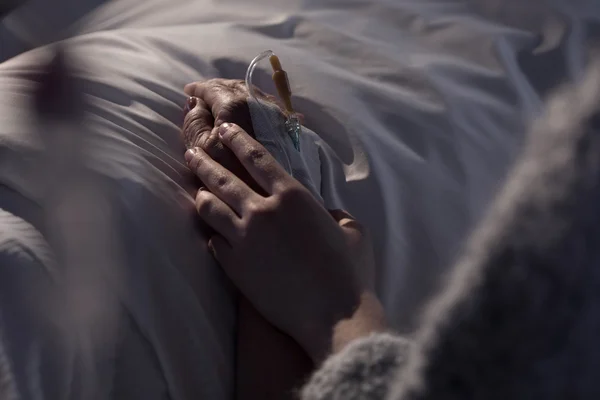 Mujer apoyando a madre con cáncer — Foto de Stock