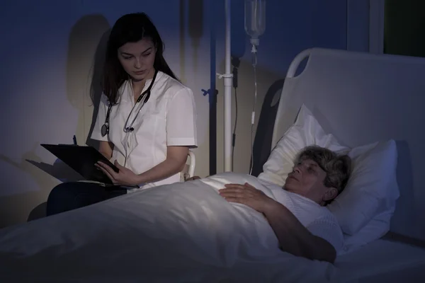 Doctor examining patient with tumor — Stock Photo, Image