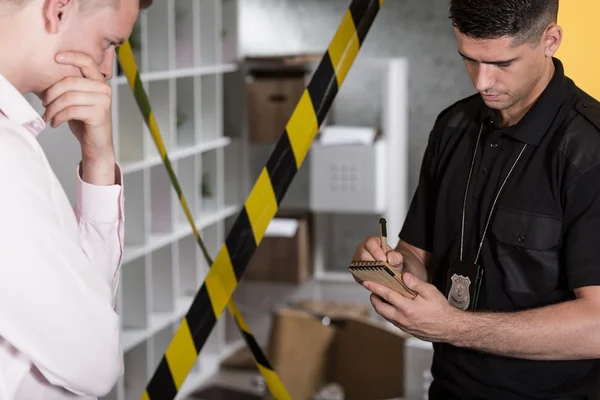 Policeman is taking notes — Stock Photo, Image