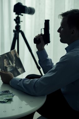 Hitman silahla