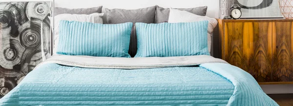 Turquoise kussens en bedspread — Stockfoto