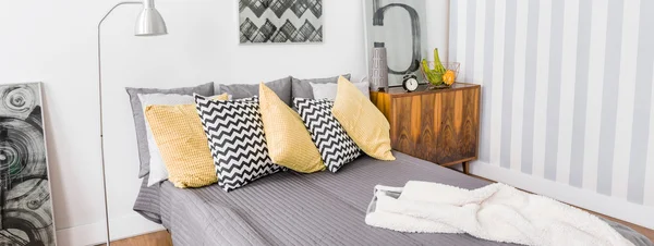 Gezellige bed met decoratieve kussens — Stockfoto