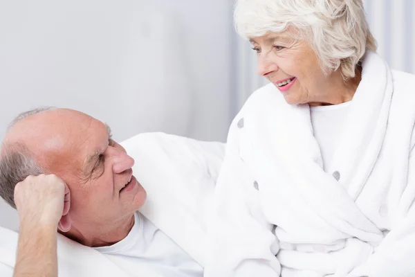 Senior man en geliefde vrouw — Stockfoto