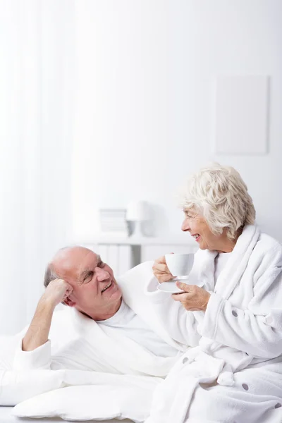 Älteres Ehepaar im Bett — Stockfoto