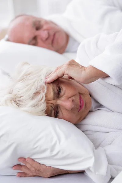 Snurken man en zijn vrouw — Stockfoto