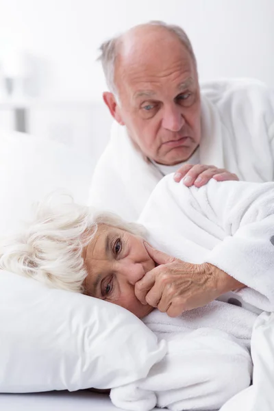 Triste esposa idosa na cama — Fotografia de Stock