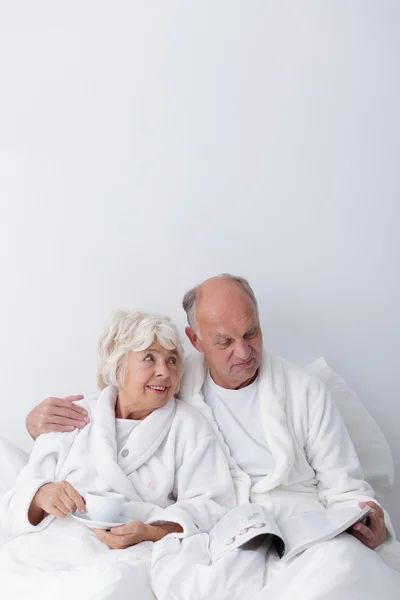 Ältere Männer und Frauen lieben — Stockfoto