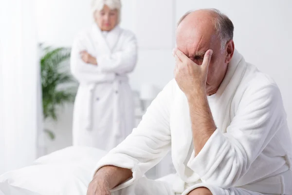 Désespoir vieil homme dans la chambre — Photo