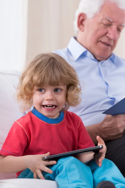 Junge spielt auf Tablet — Stockfoto