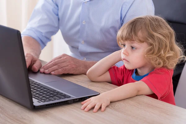 Arbetande farfar på laptop — Stockfoto