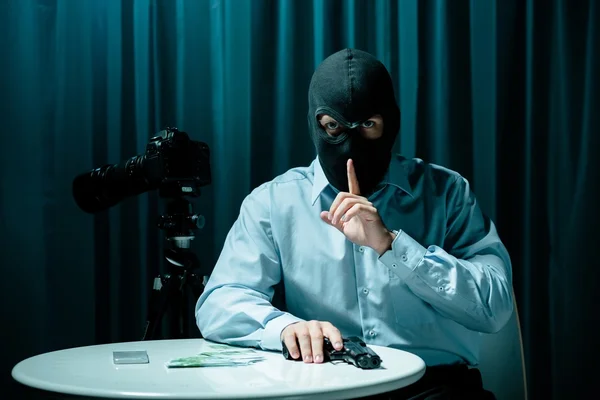 Masked killer with gun — Stockfoto