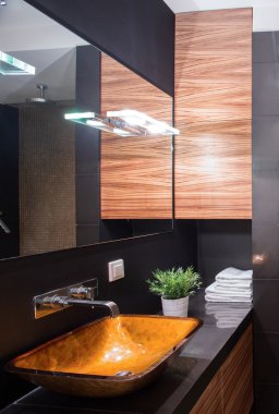 Shiny bathroom in dark colours