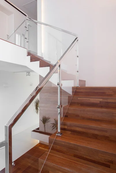 Escadas com trilho de mão de metal — Fotografia de Stock