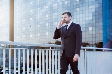 Köprüde yürürken işadamı