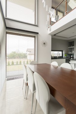 Aydınlık ve parlak yemek odası