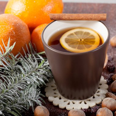 Noel dekorasyonu ve çay bir fincan