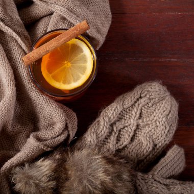 Sıcak içecek limon ve tarçın