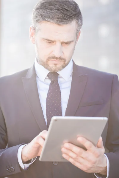 Biznesmen pracy na tablecie — Zdjęcie stockowe