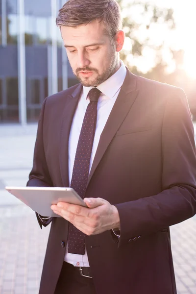 Man met tablet — Stockfoto