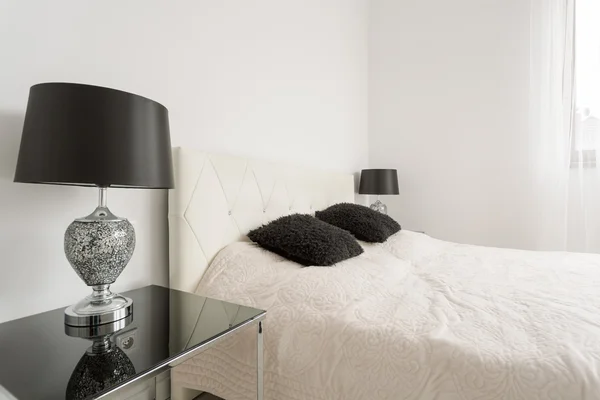 ミニマルな白と黒のベッドルーム — ストック写真