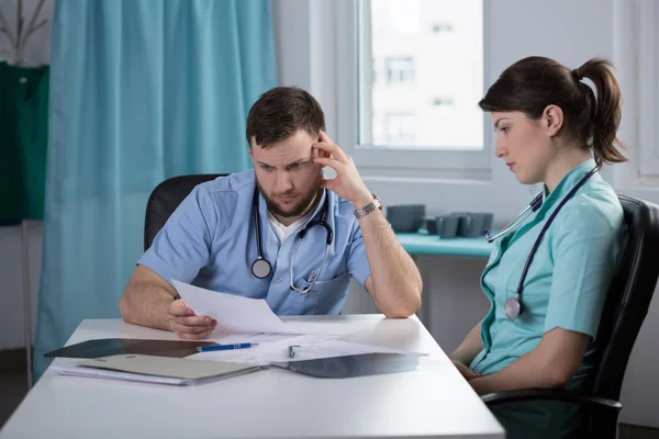 Doctor analsying patient health record — Stock Photo, Image