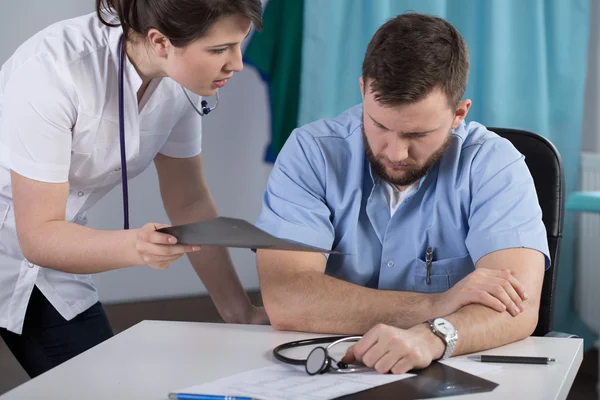 Médico repreendendo cirurgião preocupado — Fotografia de Stock