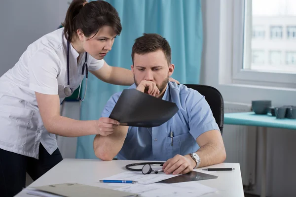 Läkare och svåra medicinska fallet — Stockfoto