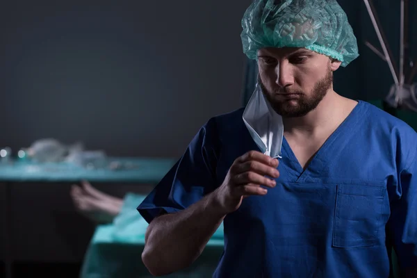 Médico após operação médica falhada — Fotografia de Stock