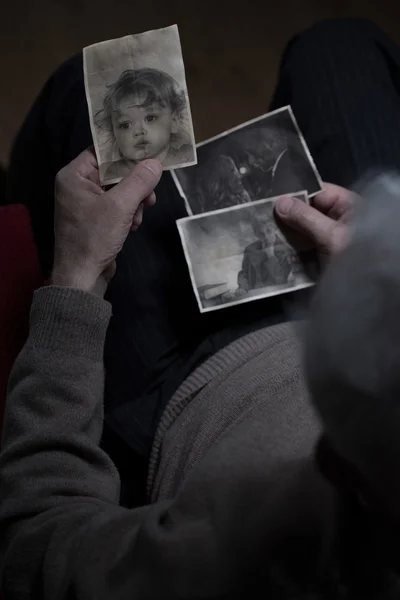 Yaşlı adam resimleri izliyor — Stok fotoğraf